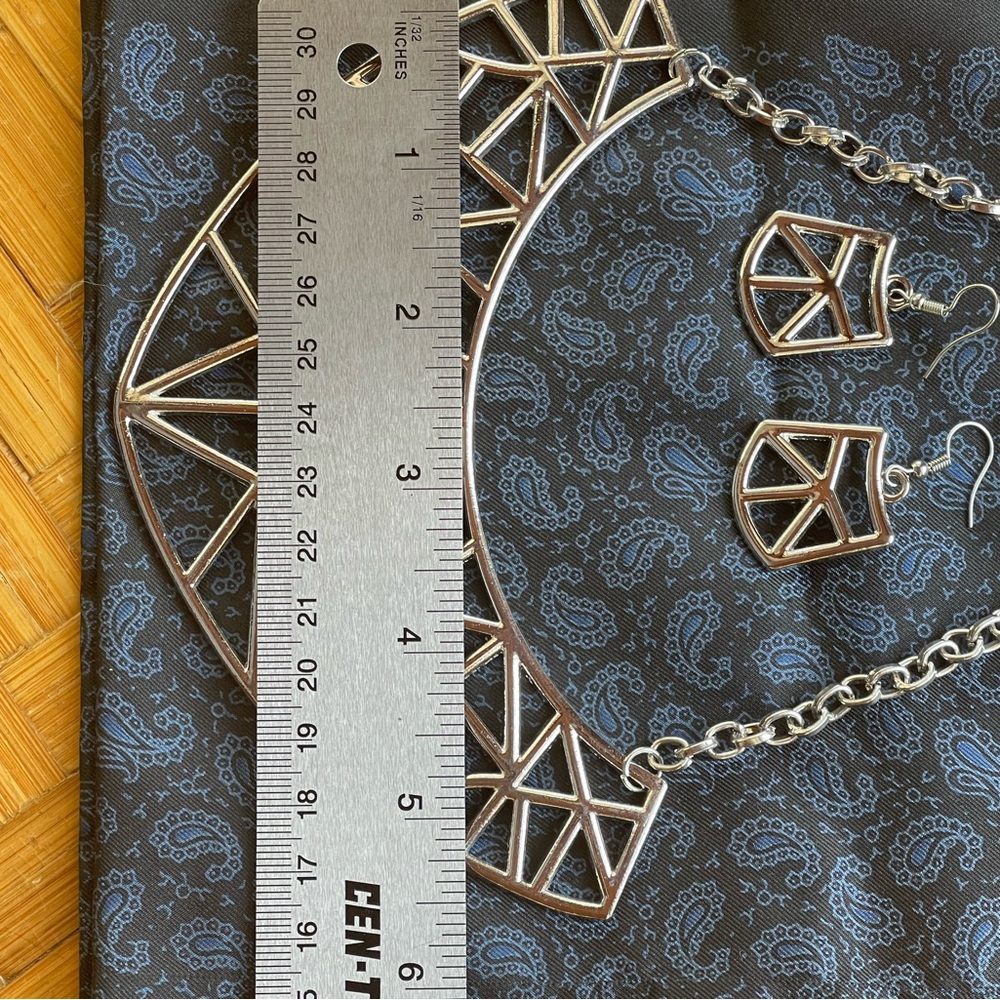 Geometric silver toned metal necklace & earring set - Picture 8 of 11